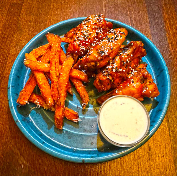 Крильця пікантно гострі з бататом  і соусом боючіз