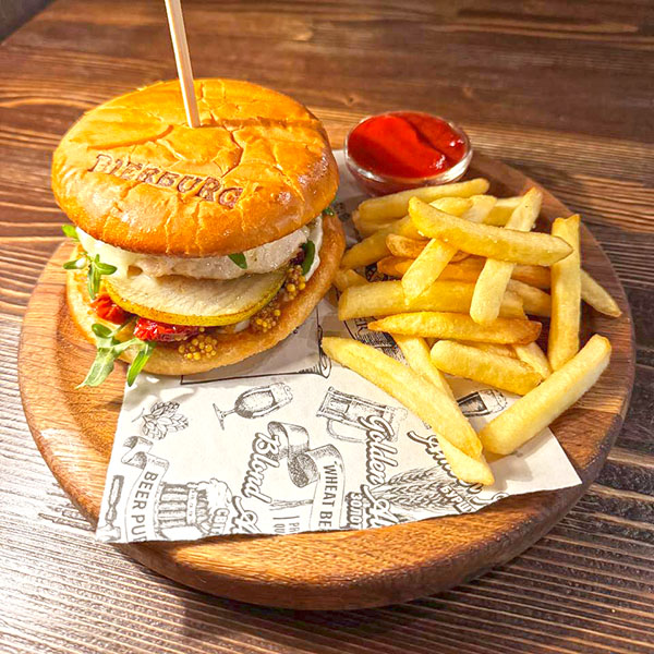 Бургер з куркою грушею та сиром брі